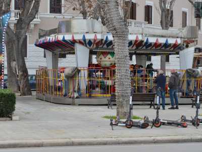 Visitiamo il luogo in un giorno di festa, quello dell�8 dicembre. Nonostante il freddo invernale la Diaz � occupata da una decina di bambini, accompagnati da nonni e genitori